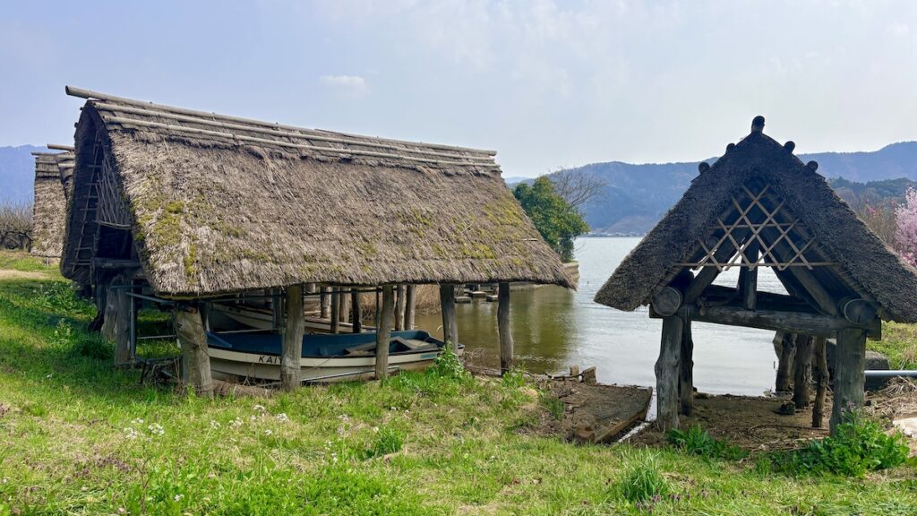 茅葺きの舟小屋 レインボーライン
